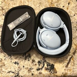 Bose Quiet Comfort Headphones in Moonstone Blue